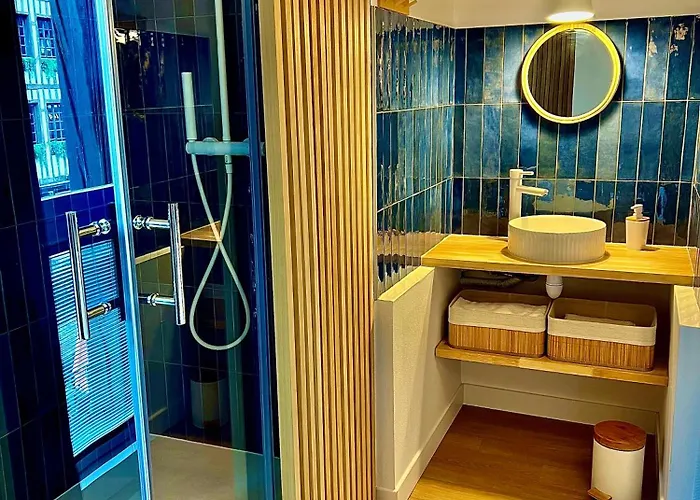 Coeur Du Centre Ville, Prestation Avec Parking Gratuit * Troyes